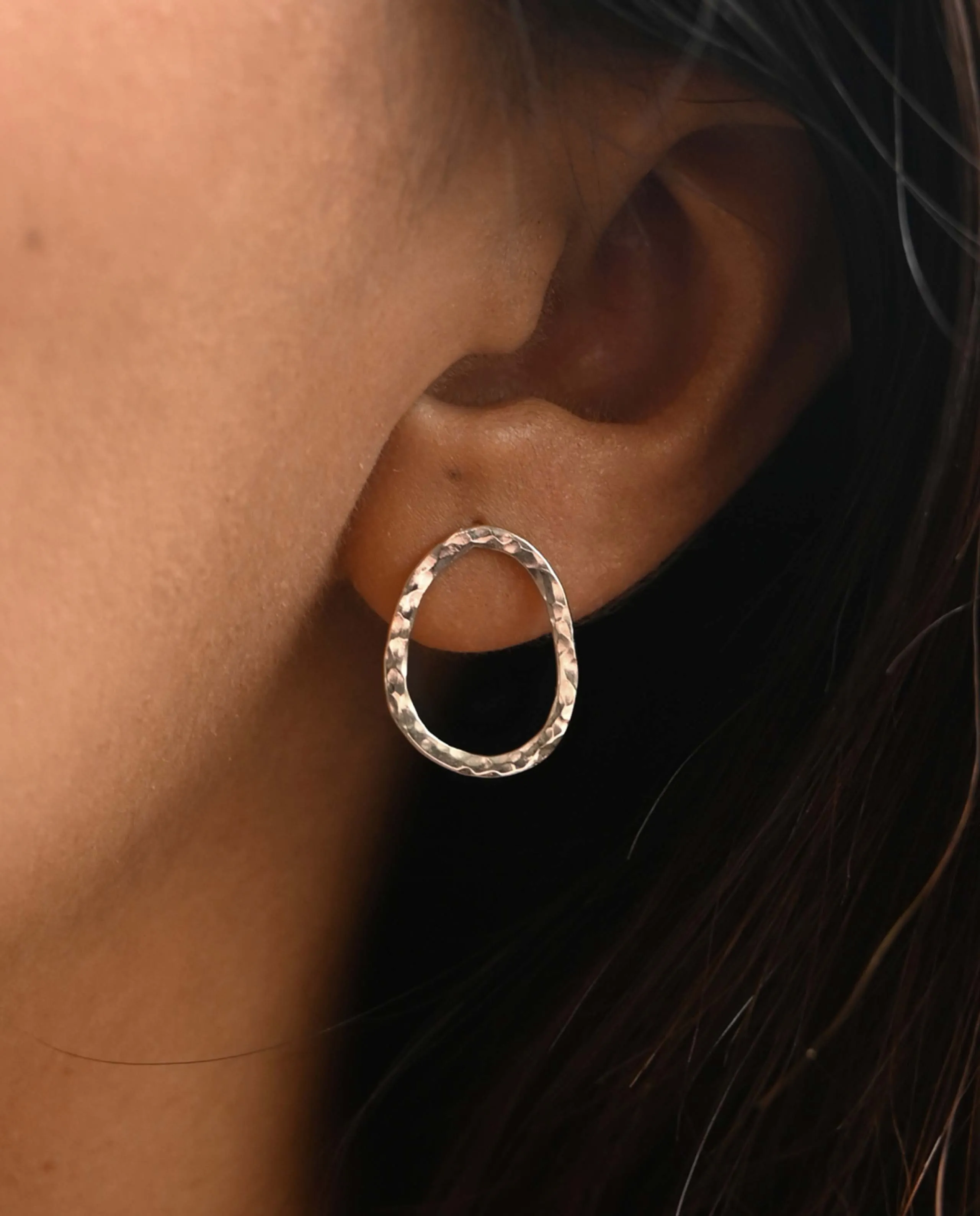Boucles d'oreilles en argent martelé recyclé