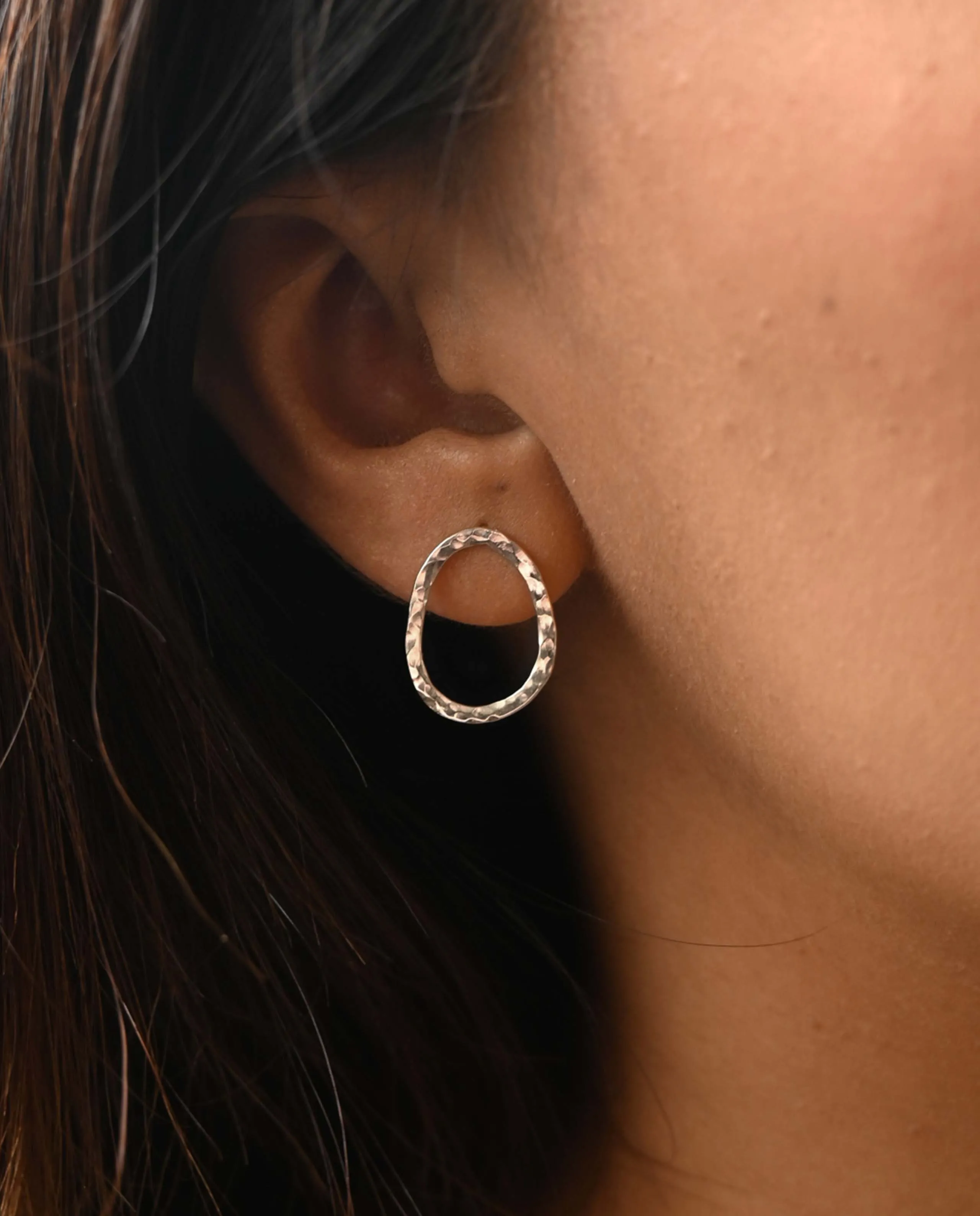Boucles d'oreilles en argent martelé recyclé